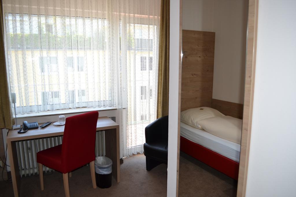 Hotel Minerva Garni Düsseldorf Rum bild